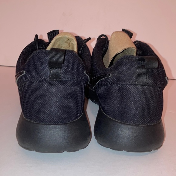 2 for $30 Nike Shoes Roshe One Casual Shoes Black Unisex Big Kids Size 5Y - Picture 3 of 8